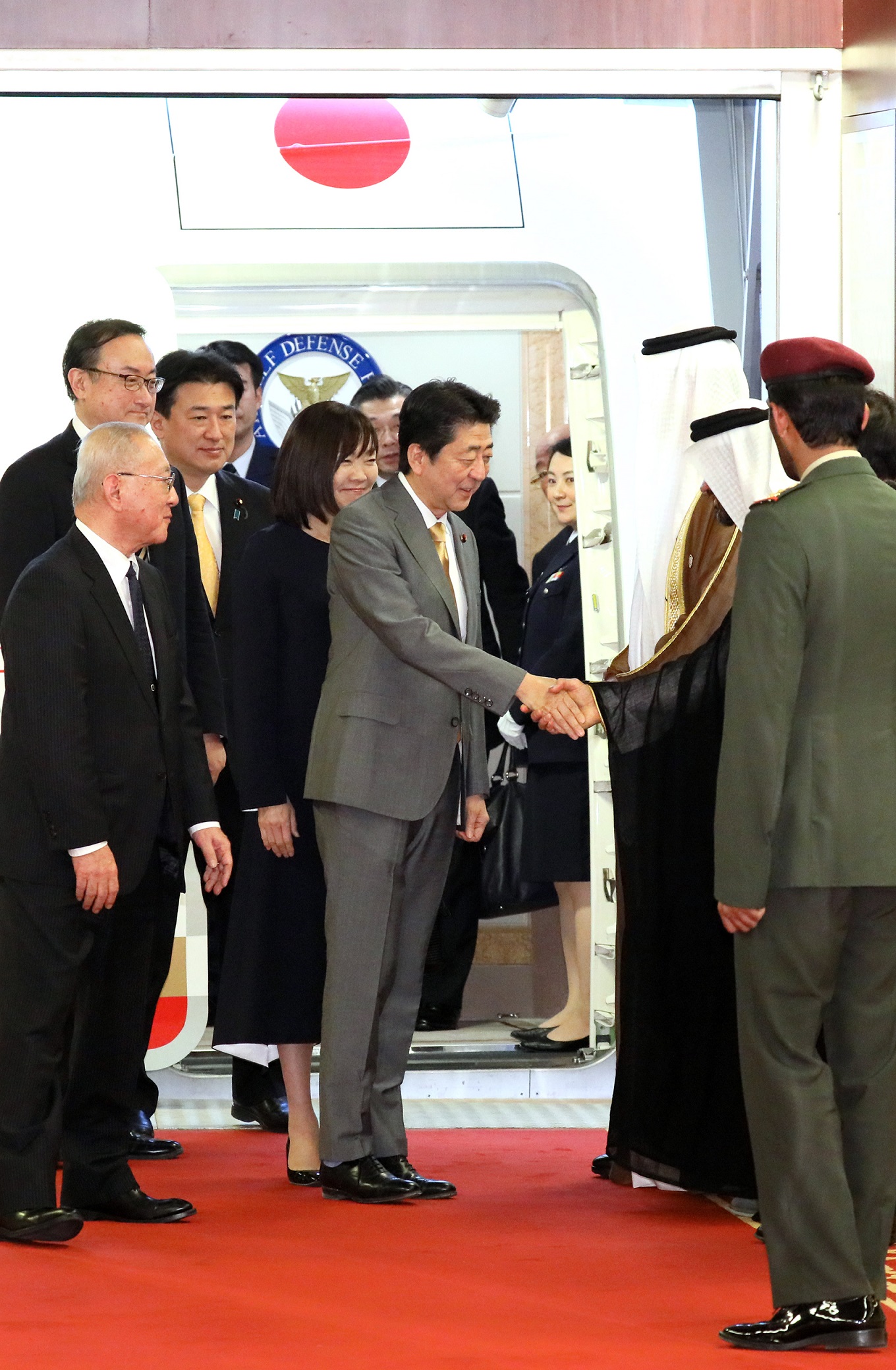 Photograph of the Prime Minister arriving in the United Arab Emirates (1)