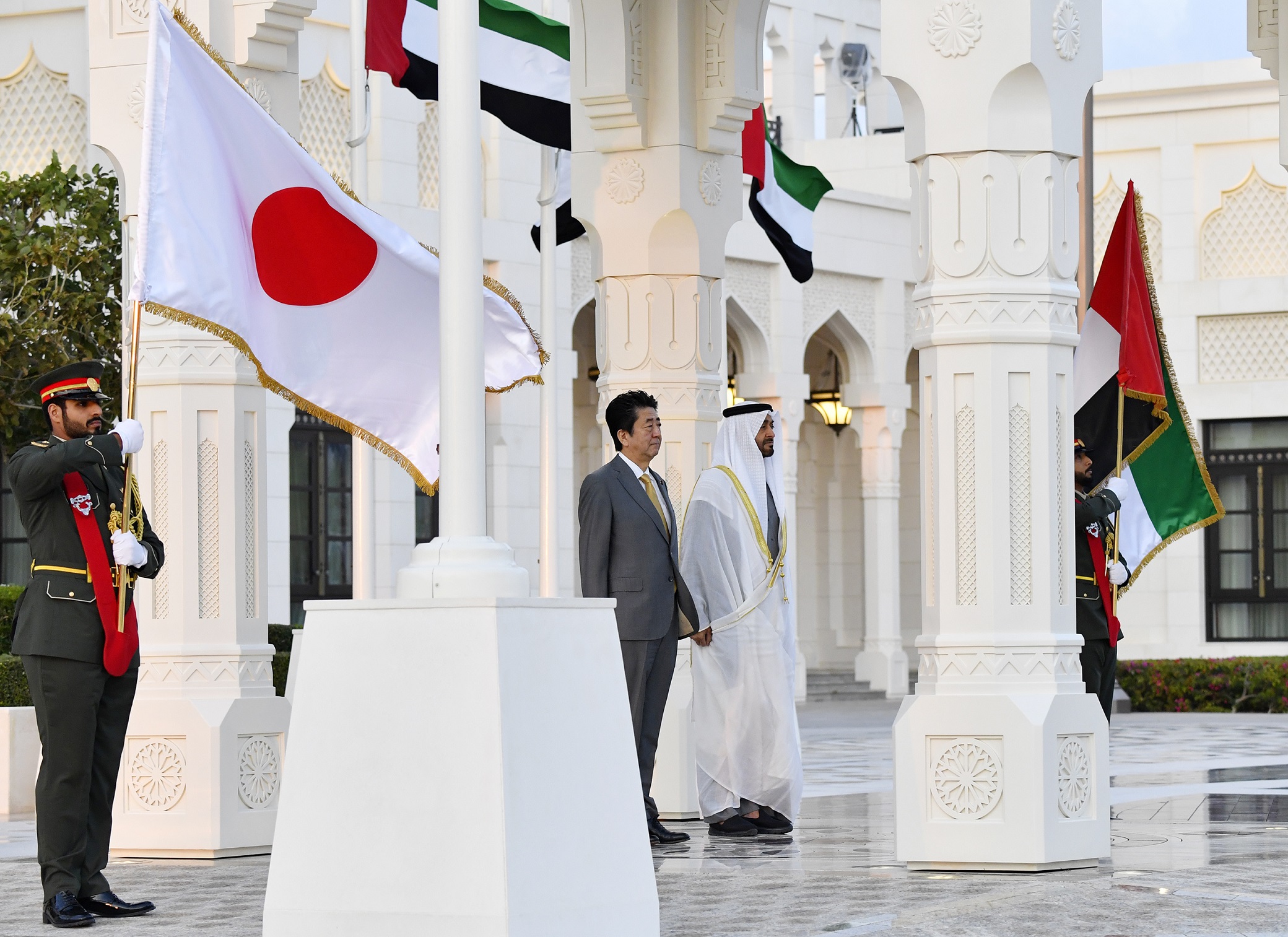 Photograph of the Prime Minister attending the welcome ceremony (pool photo) (1)