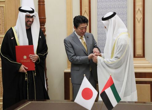 Photograph of the Prime Minister and the Crown Prince of Abu Dhabi attending an exchange of documents ceremony (4)