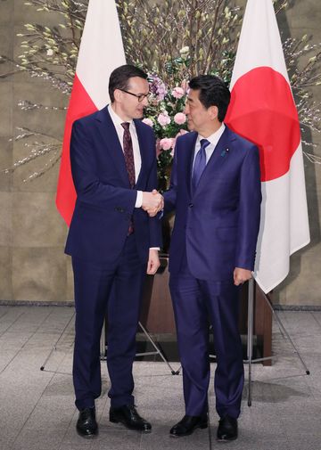 Photograph of the Prime Minister greeting the Prime Minister of Poland (1)