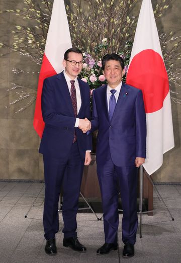 Photograph of the Prime Minister greeting the Prime Minister of Poland (2)