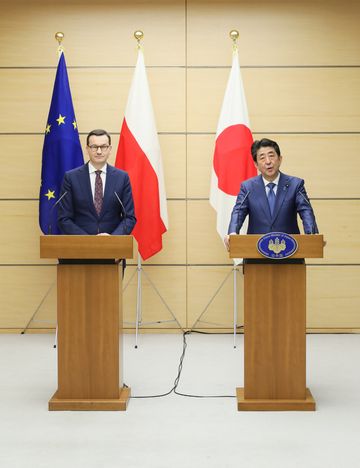 Photograph of the joint press announcement (4)