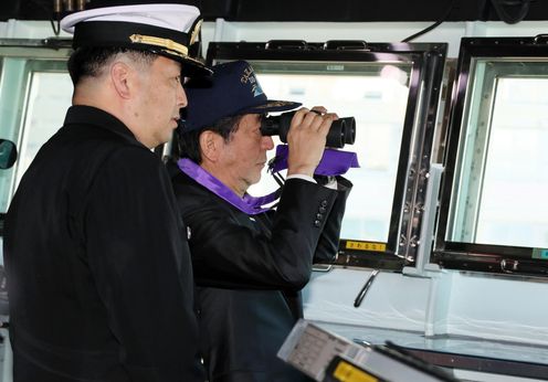 Photograph of the Prime Minister inspecting JS Takanami (1)
