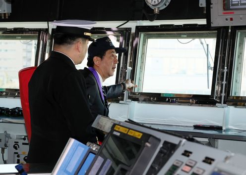 Photograph of the Prime Minister inspecting JS Takanami (2)