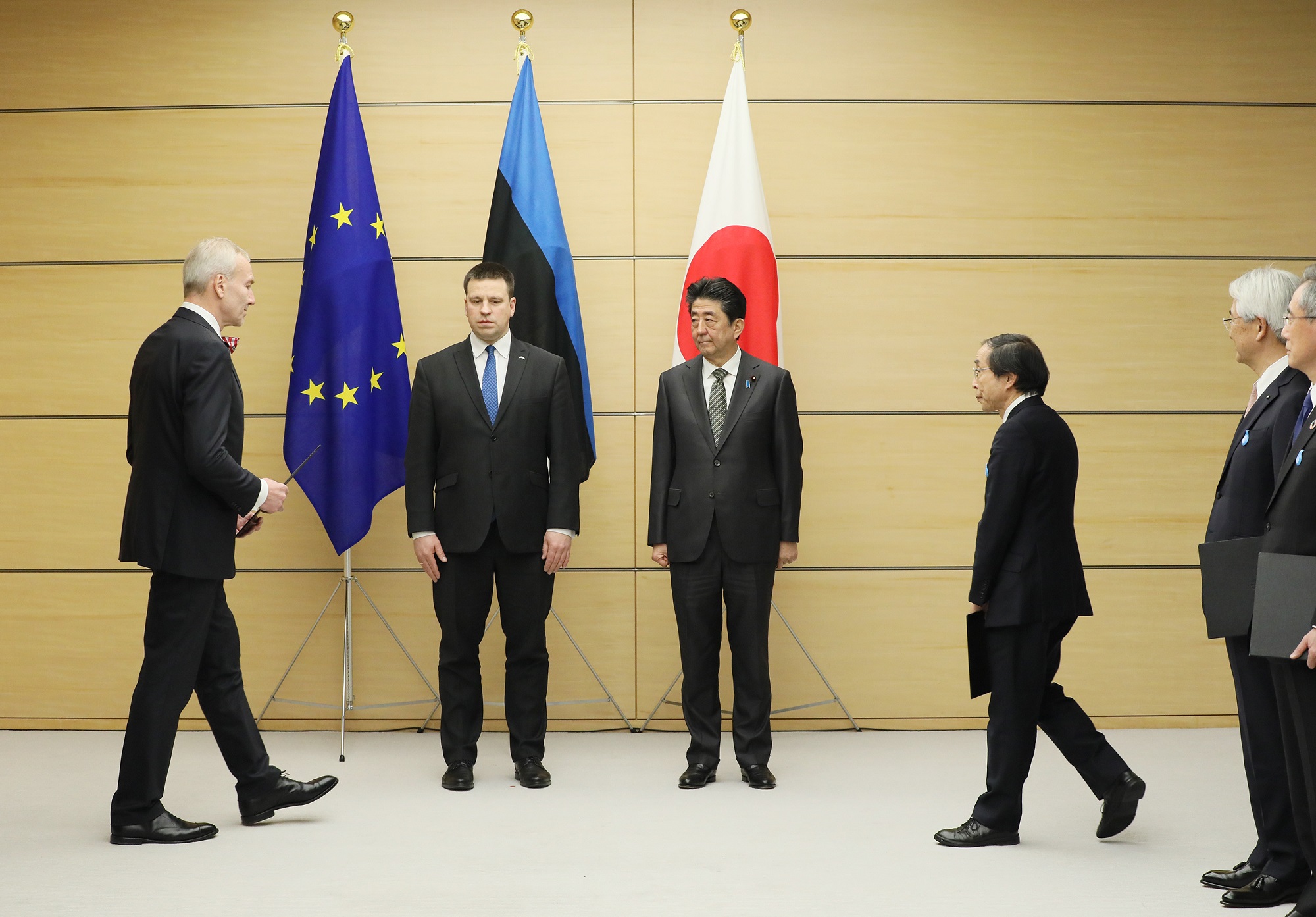 Photograph of the exchange of documents ceremony (1)