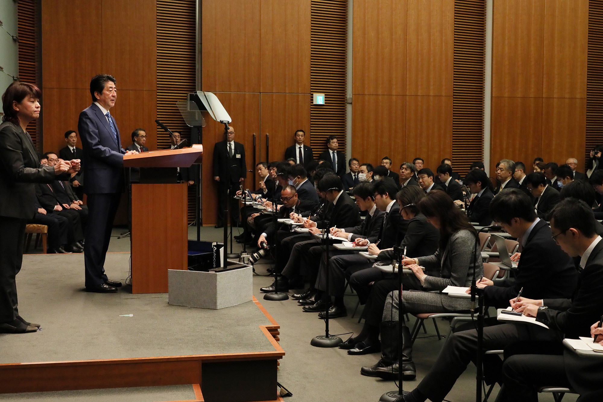 Photograph of the Prime Minister holding the press conference (2)