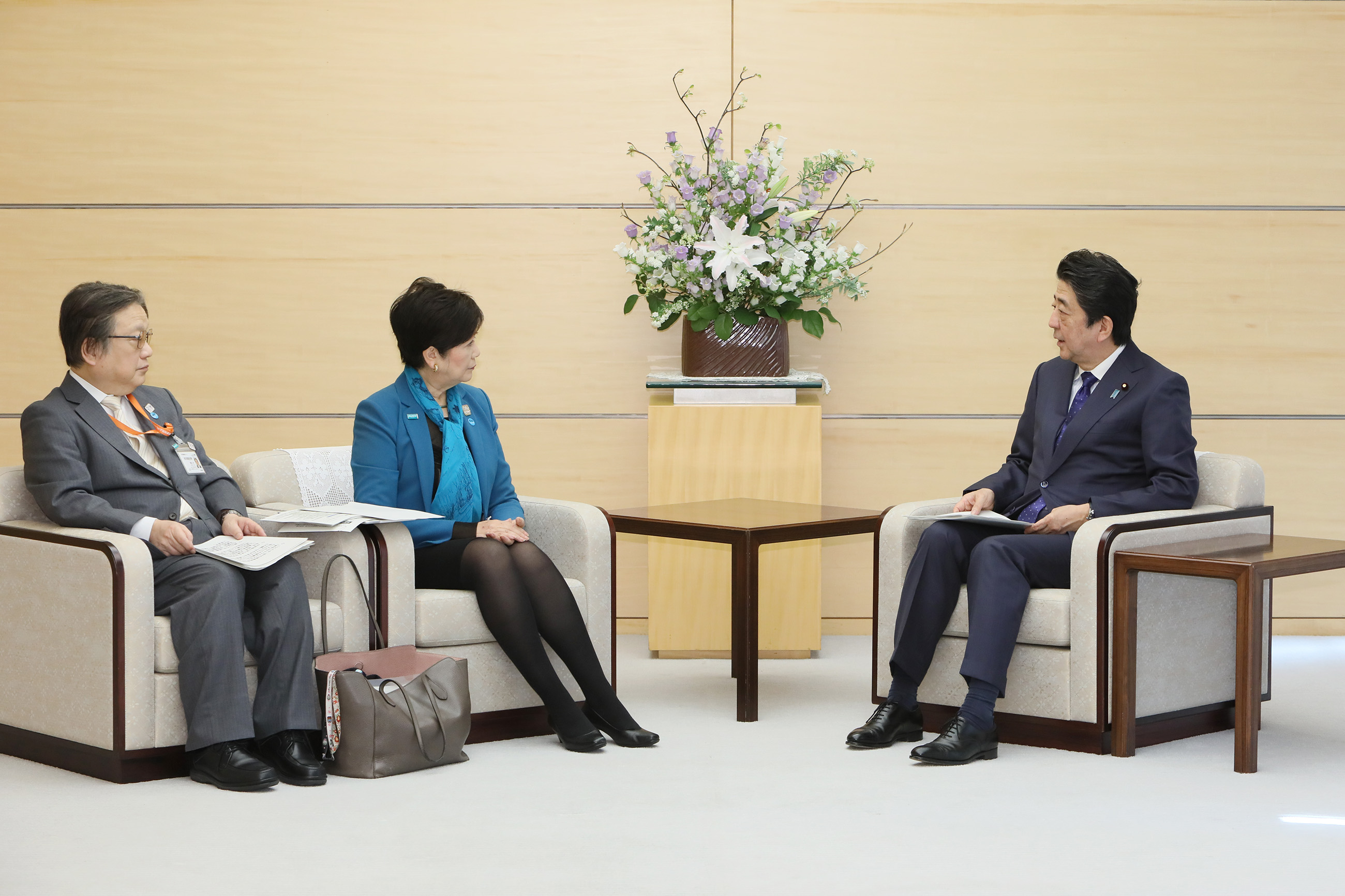 Photograph of the Prime Minister receiving the proposal (3)