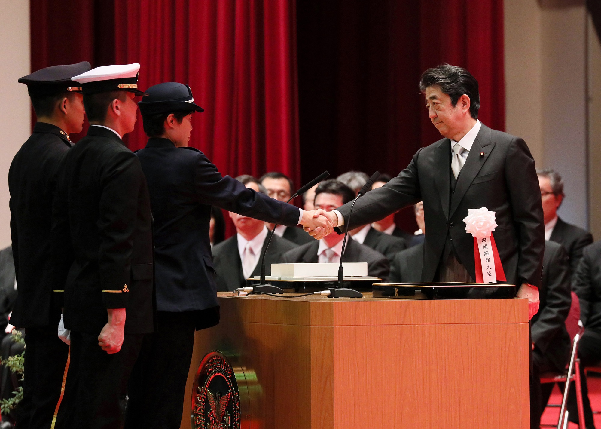 Photograph of the Prime Minister shaking hands during the oath of service ceremony