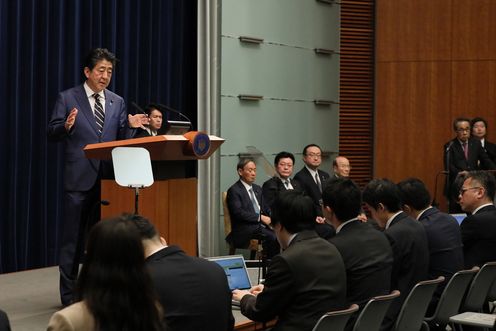 Photograph of the Prime Minister holding the press conference (17)
