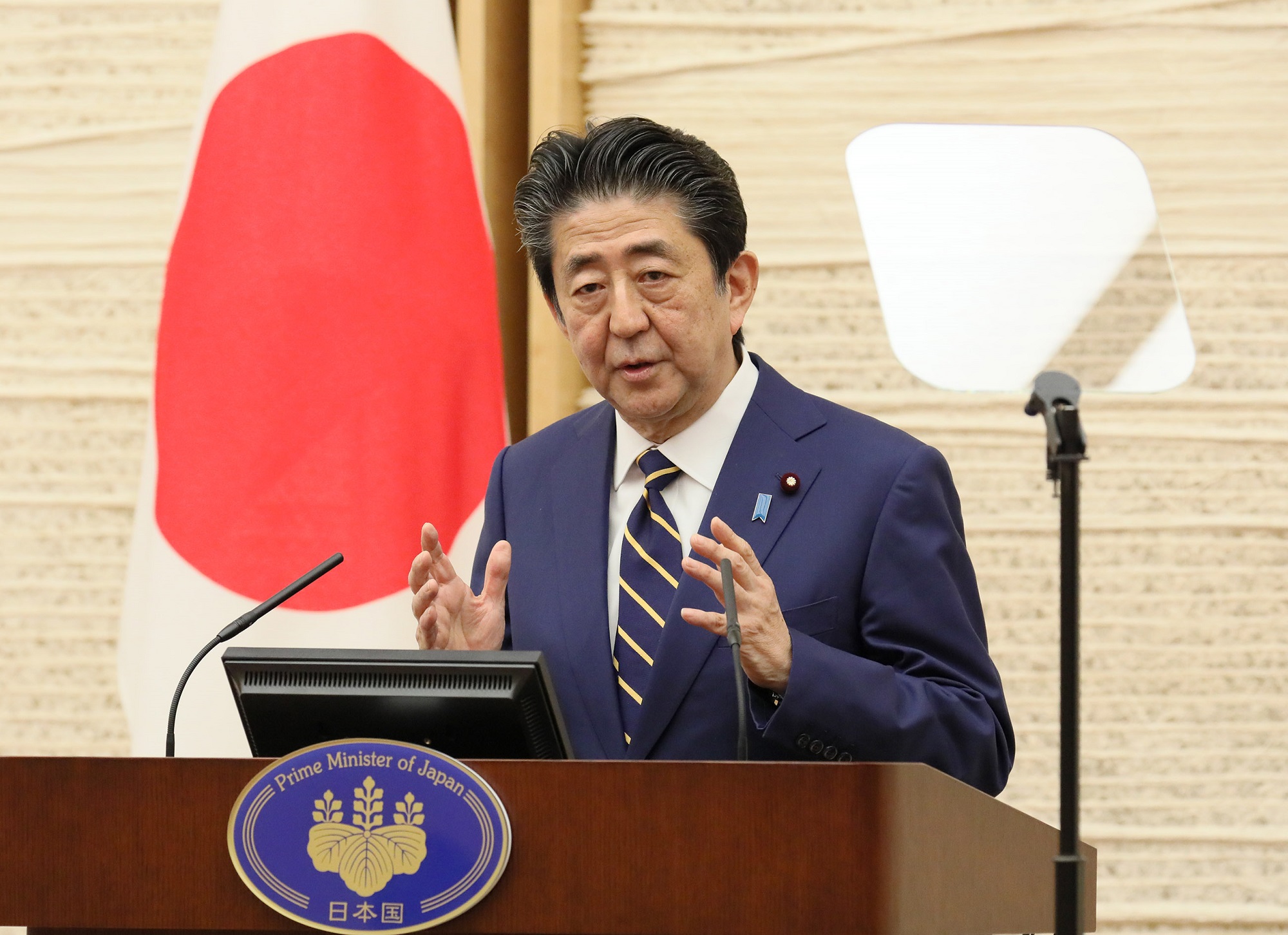 Photograph of the Prime Minister holding the press conference (4)