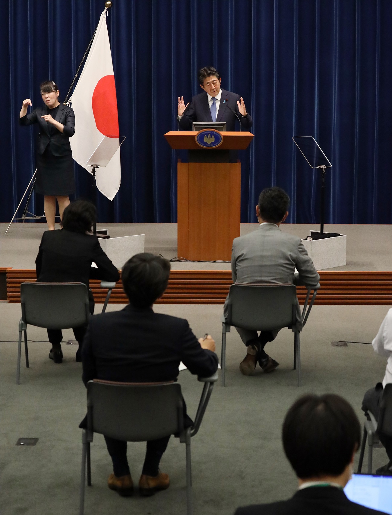 Photograph of the Prime Minister holding the press conference (10)