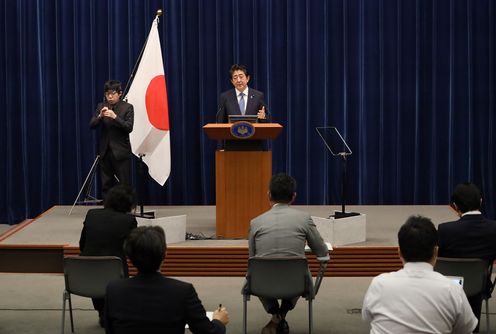 Photograph of the Prime Minister holding the press conference (11)