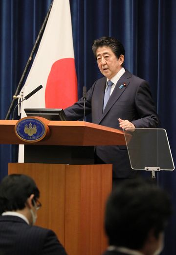 Photograph of the Prime Minister holding the press conference (20)