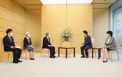 Photograph of the Prime Minister receiving the report (3)