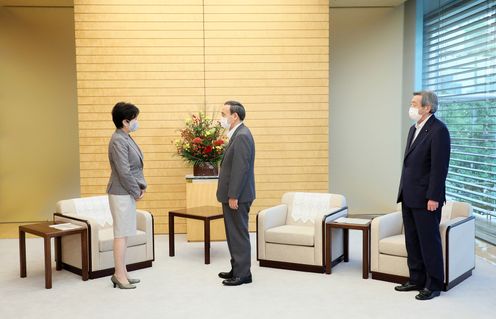 Photograph of the Prime Minister holding the meeting (3)