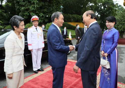 Photograph of the Prime Minister being welcomed by the Prime Minister of Viet Nam