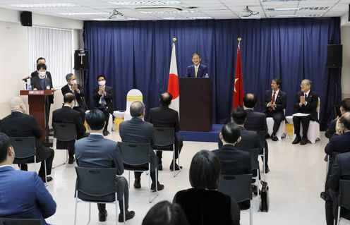 Photograph of the Prime Minister giving a speech at the Vietnam-Japan University (2)