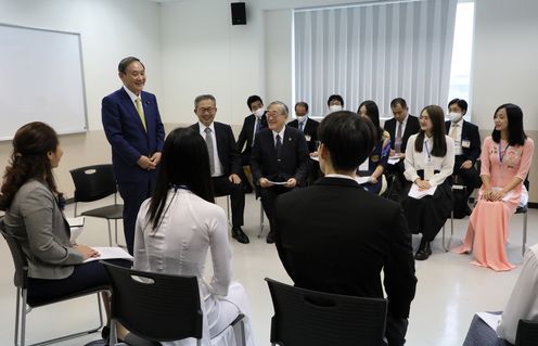 Photograph of the discussion with the students of the Vietnam-Japan University (1)