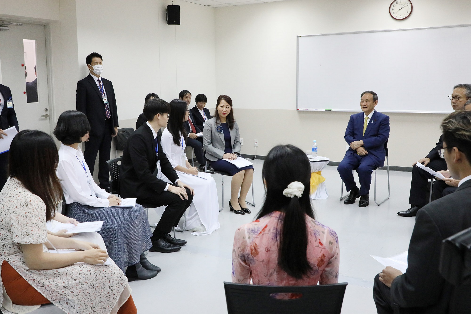 Photograph of the discussion with the students of the Vietnam-Japan University (2)