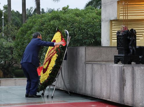 Photograph of the Prime Minister offering flowers at the Martyrs’ Monument (1)