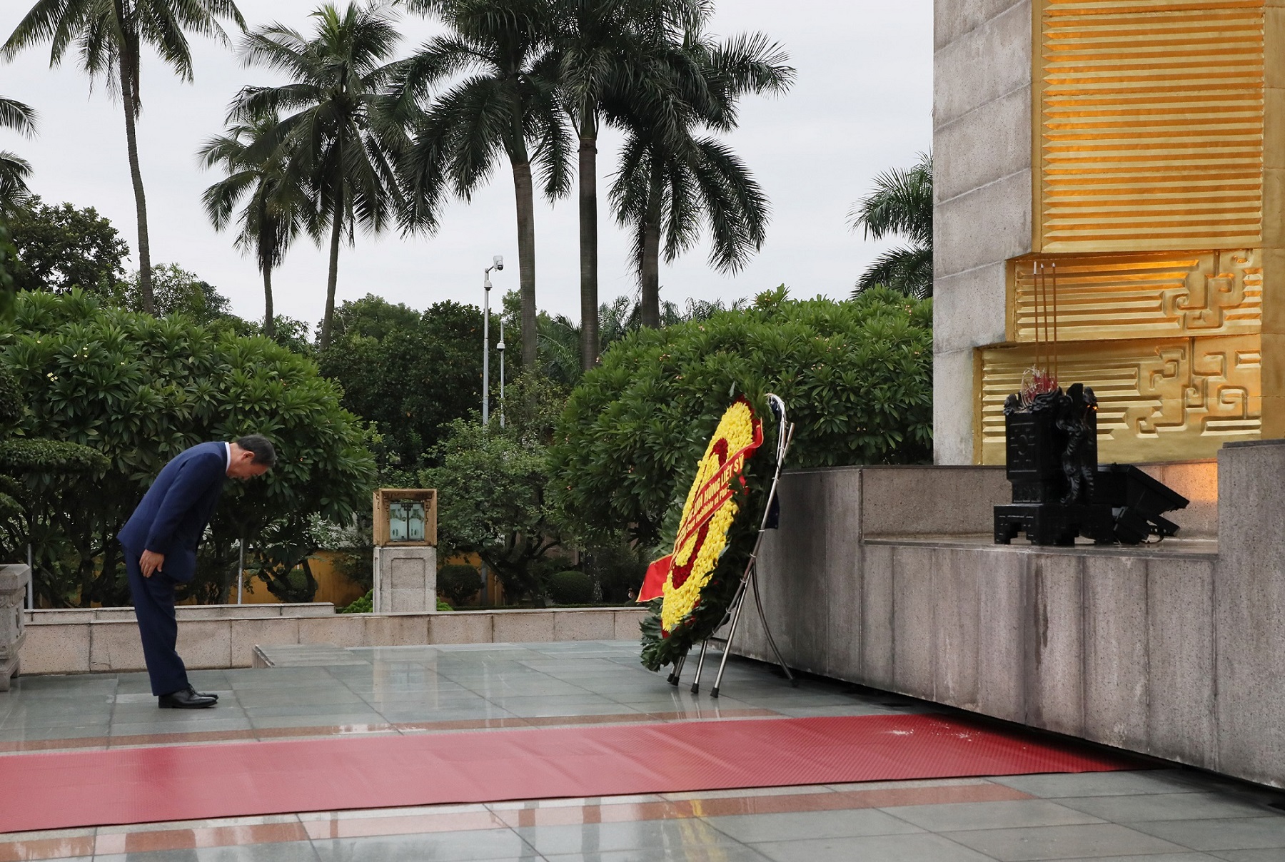 Photograph of the Prime Minister offering flowers at the Martyrs’ Monument (2)