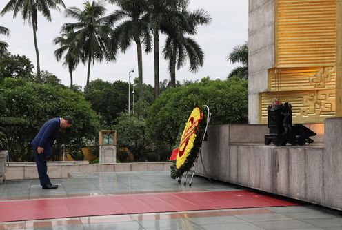 Photograph of the Prime Minister offering flowers at the Martyrs’ Monument (2)