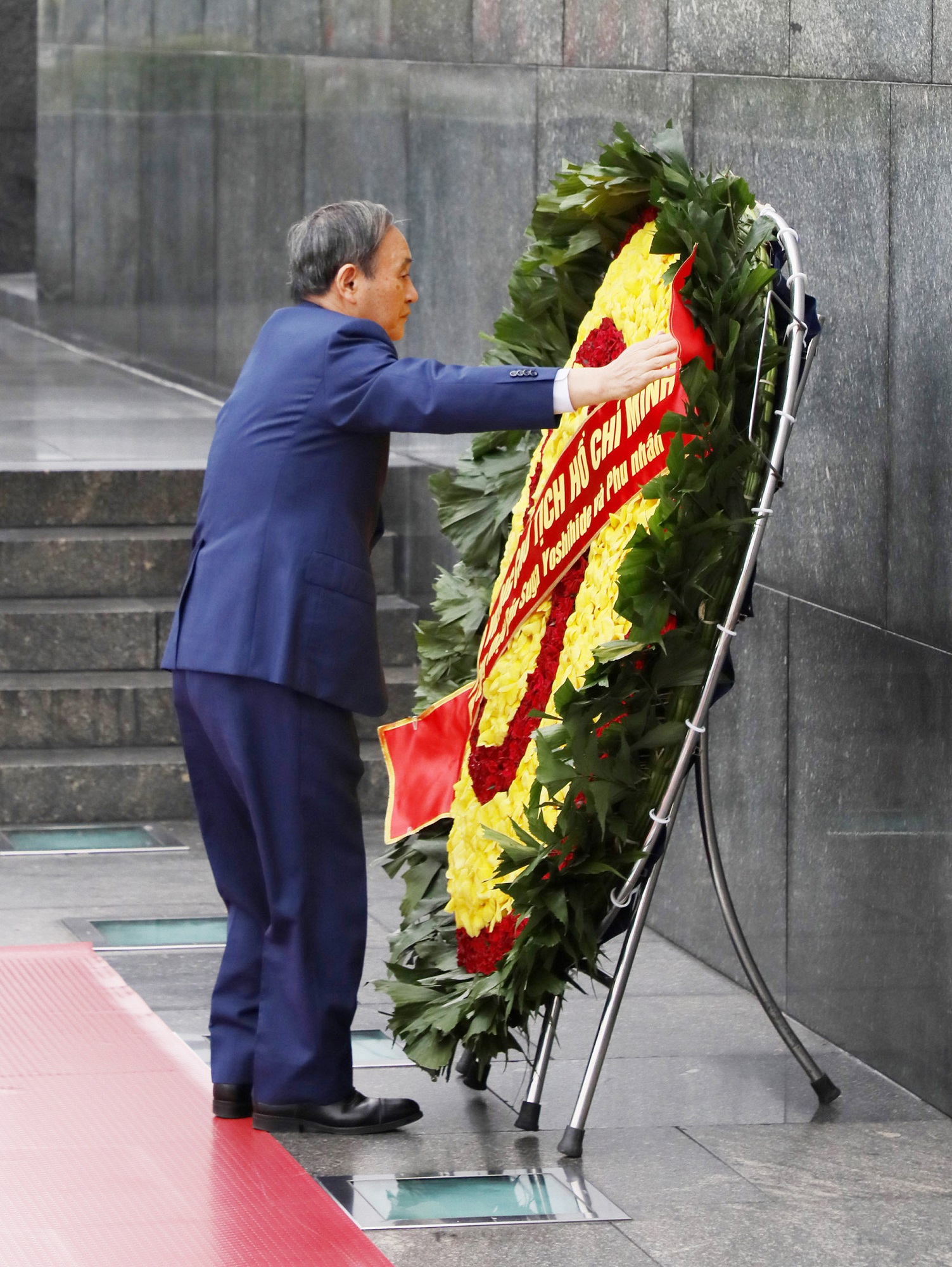 Photograph of the Prime Minister offering flowers at the President Ho Chi Minh Mausoleum (1)