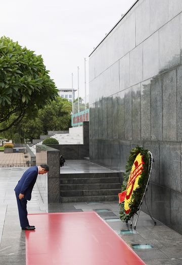 Photograph of the Prime Minister offering flowers at the President Ho Chi Minh Mausoleum (2)