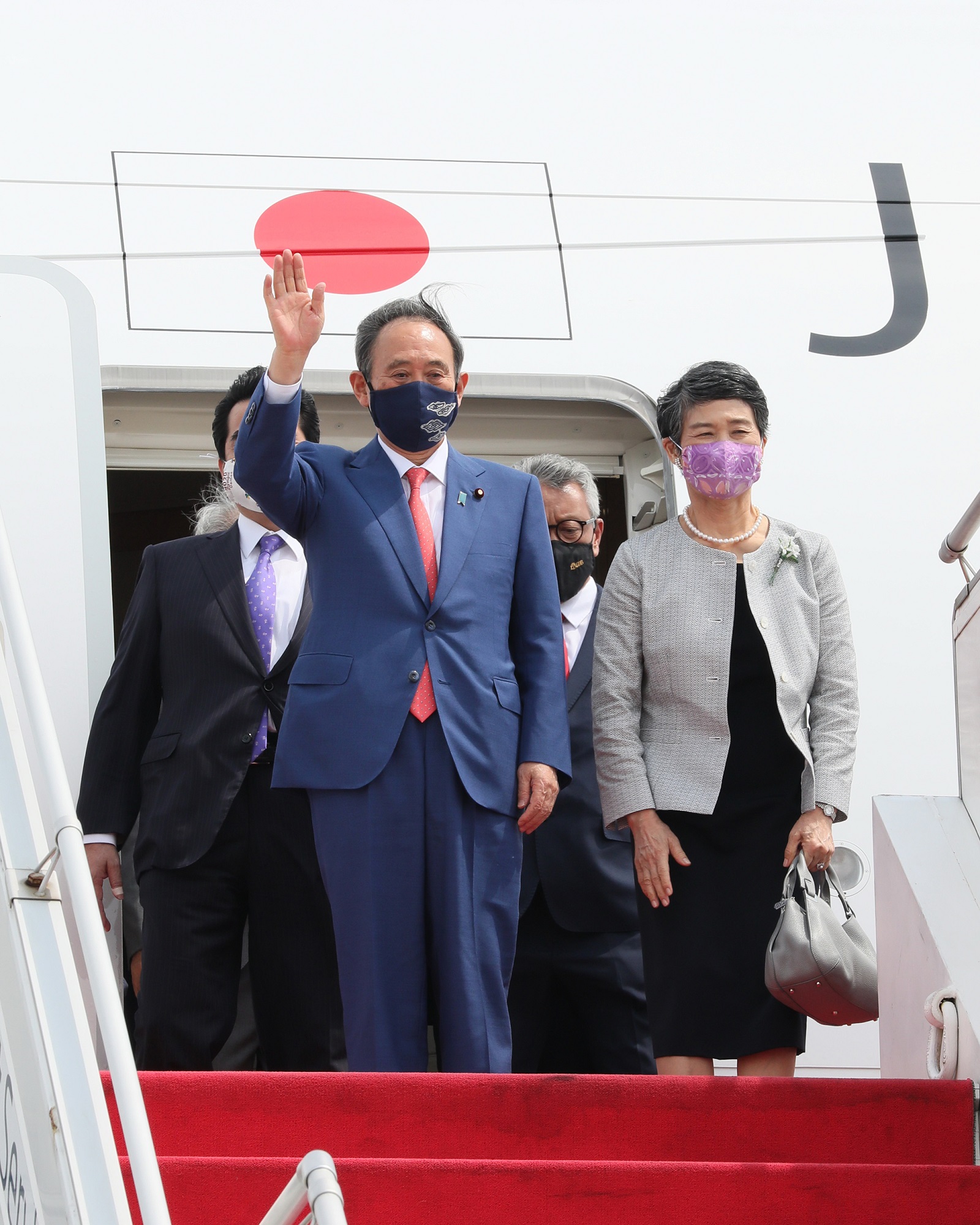 Photograph of the Prime Minister arriving in Indonesia (1)