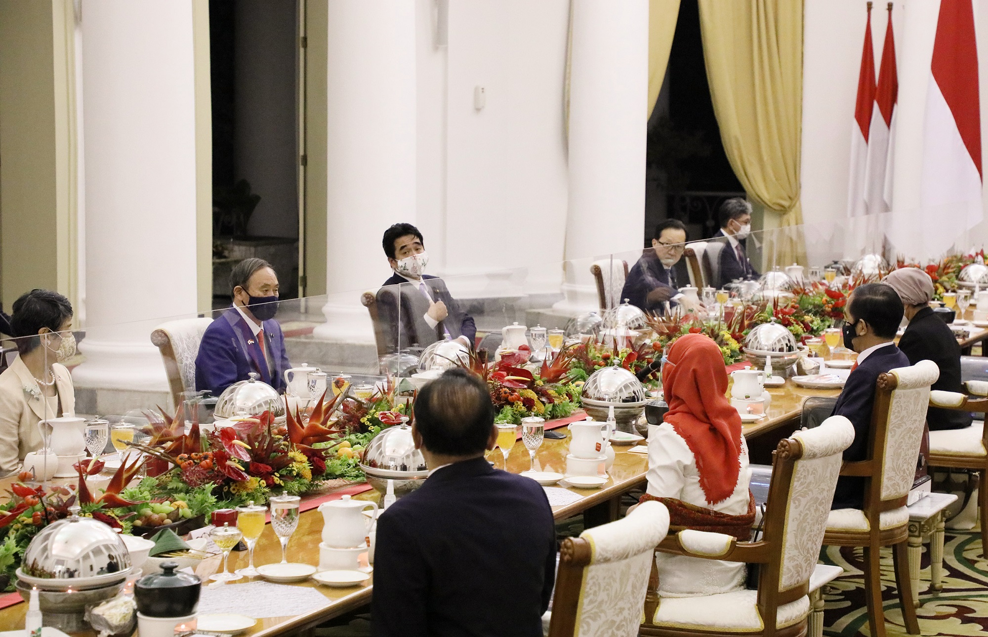Photograph of the Prime Minister attending the dinner hosted by the President of Indonesia and his wife (1)