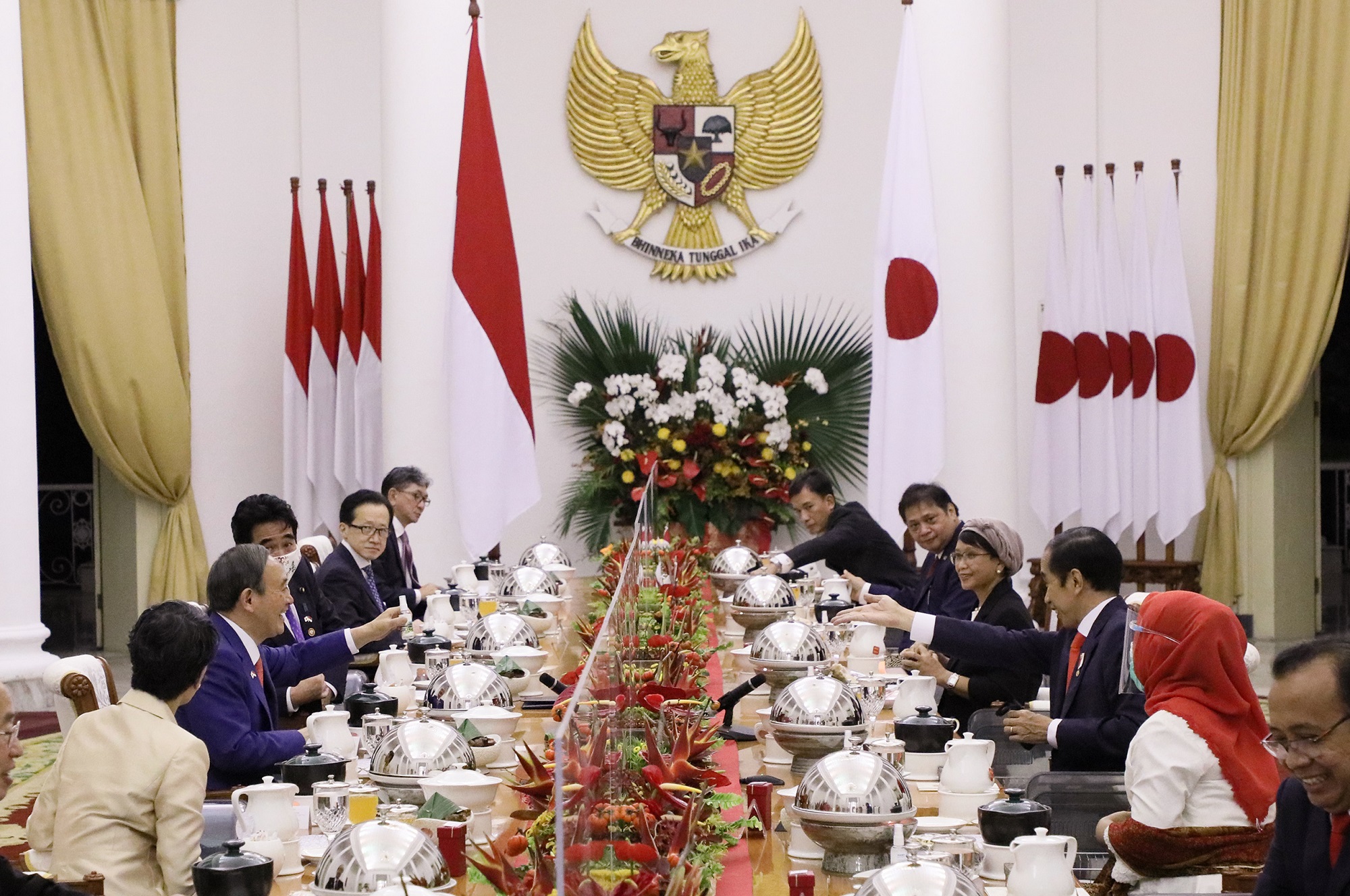 Photograph of the Prime Minister attending the dinner hosted by the President of Indonesia and his wife (2)