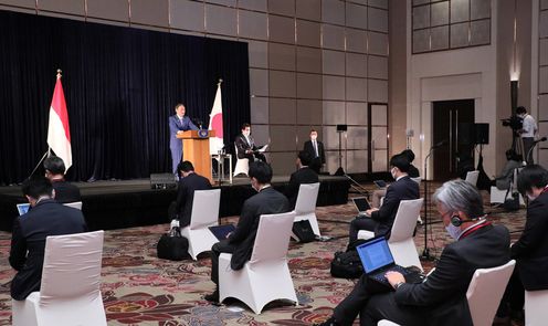 Photograph of the press conference (1)