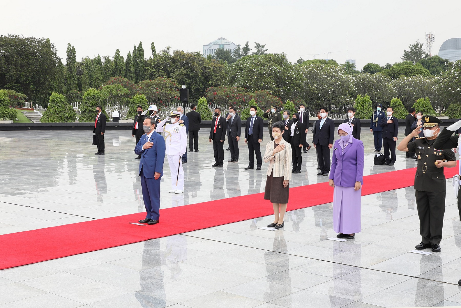 Photograph of the Prime Minister offering flowers at the Kalibata Heroes Cemetery (2)