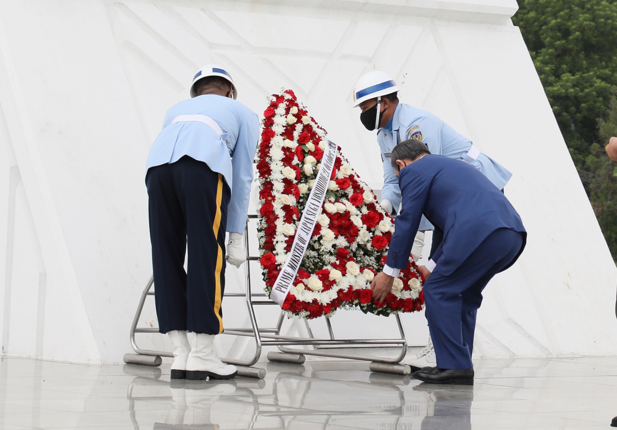 Photograph of the Prime Minister offering flowers at the Kalibata Heroes Cemetery (3)