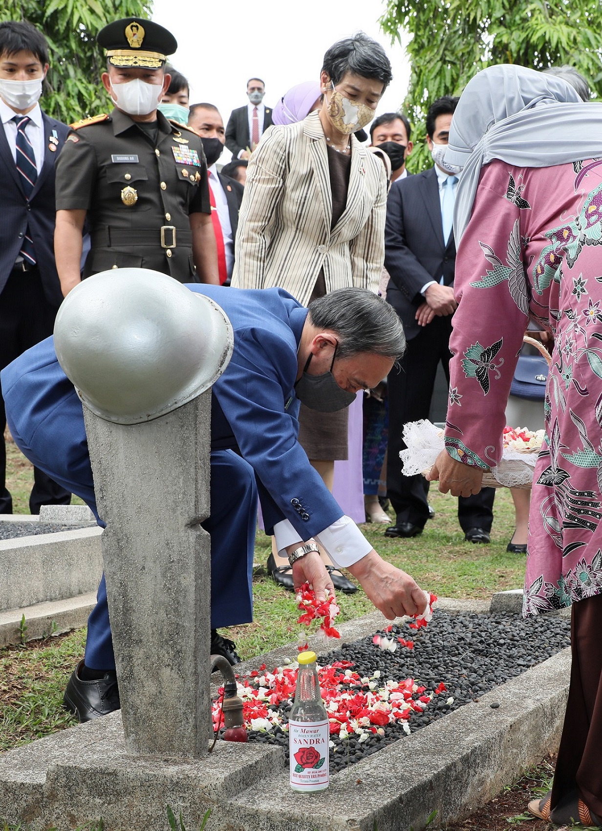 Photograph of the Prime Minister offering flowers at the Kalibata Heroes Cemetery (6)