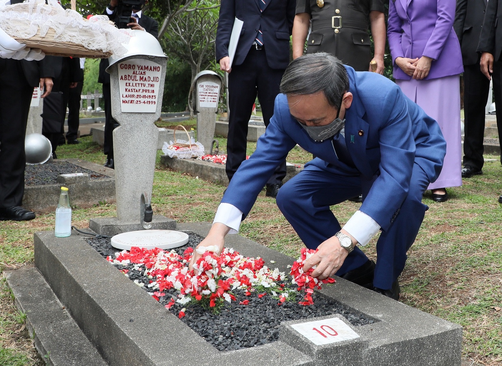 Photograph of the Prime Minister offering flowers at the Kalibata Heroes Cemetery (7)