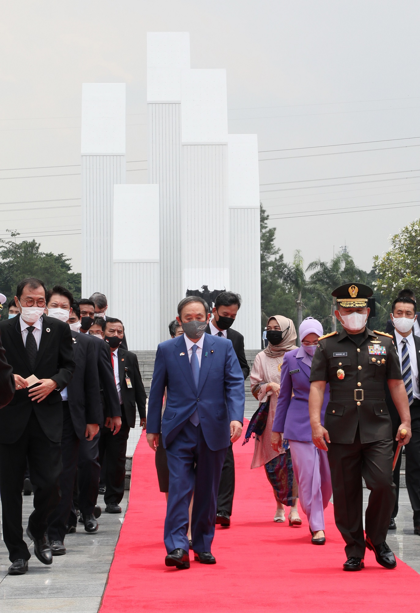 Photograph of the Prime Minister offering flowers at the Kalibata Heroes Cemetery (8)