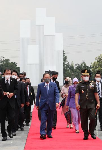 Photograph of the Prime Minister offering flowers at the Kalibata Heroes Cemetery (8)