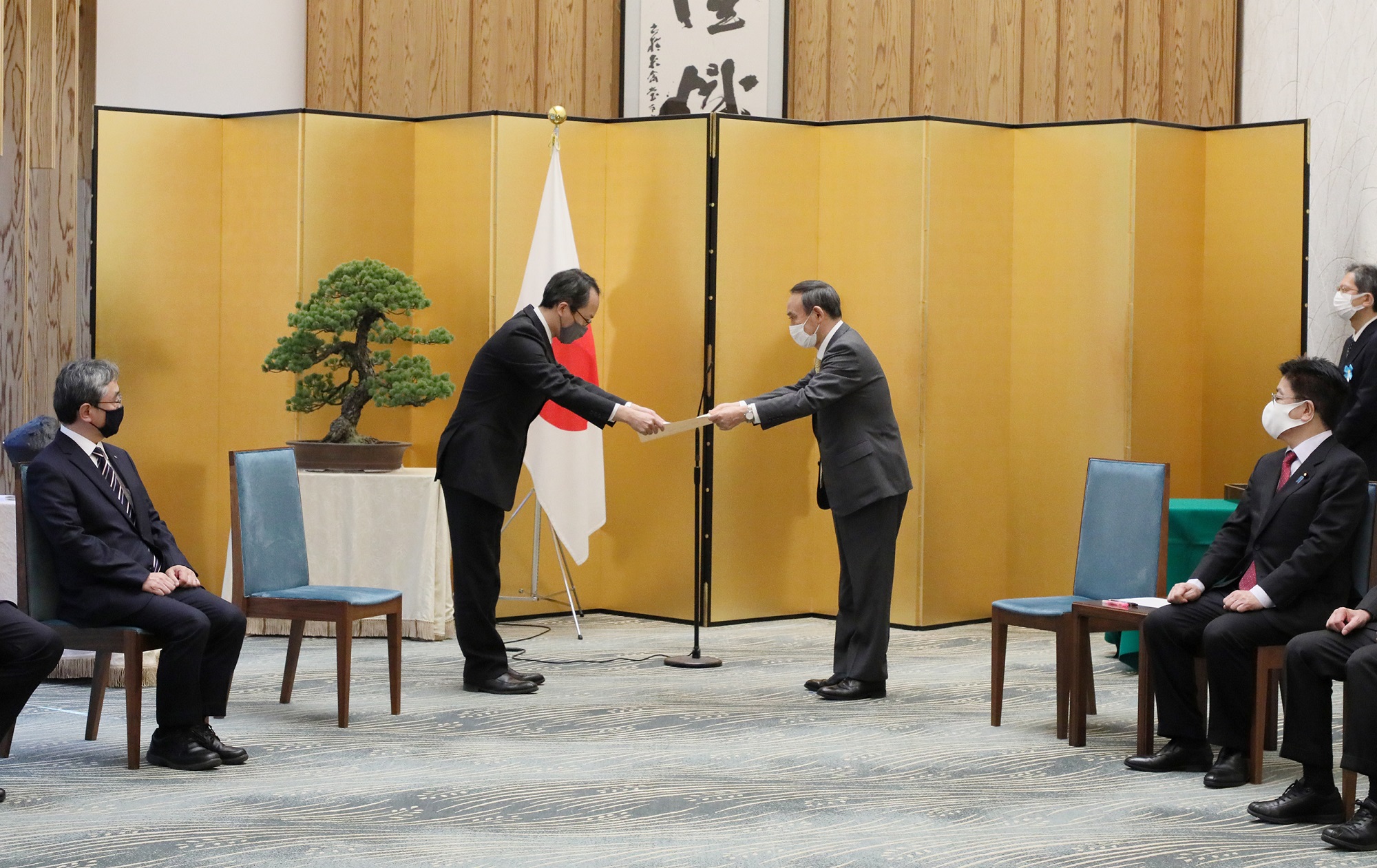 Photograph of the Prime Minister presenting a certificate of award (2)