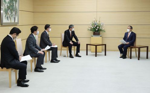 Photograph of the Prime Minister receiving the proposal (2)