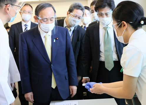 Photograph of the Prime Minister observing the vaccination area (5)
