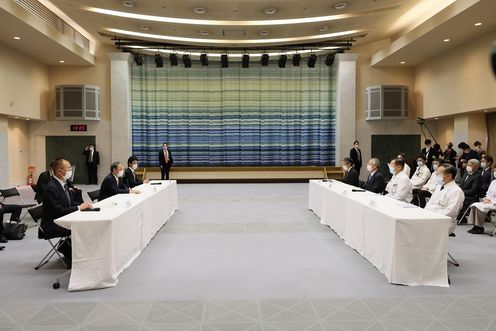 Photograph of the Prime Minister exchanging views with members of the National Hospital Organization (3)