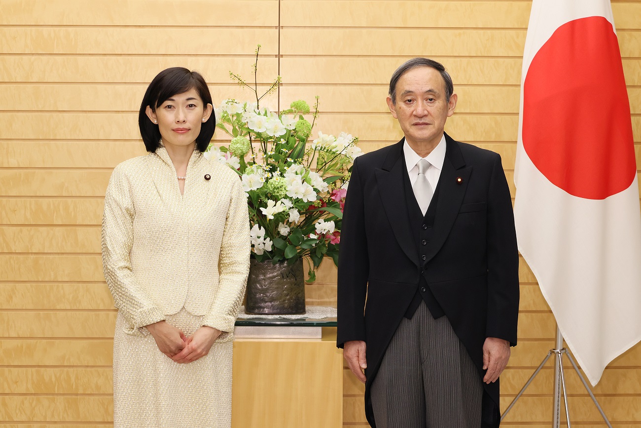 Photograph of the Prime Minister attending a photograph session with the newly appointed Minister Marukawa (1)