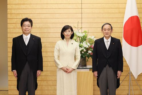 Photograph of the Prime Minister attending a photograph session with the newly appointed Minister Marukawa (2)