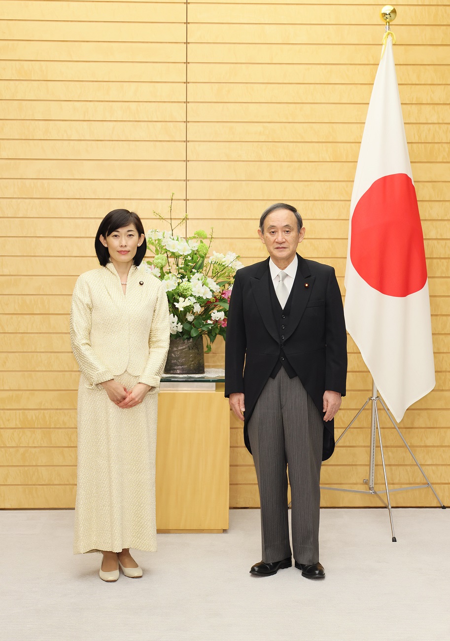 Photograph of the Prime Minister attending a photograph session with the newly appointed Minister Marukawa (3)