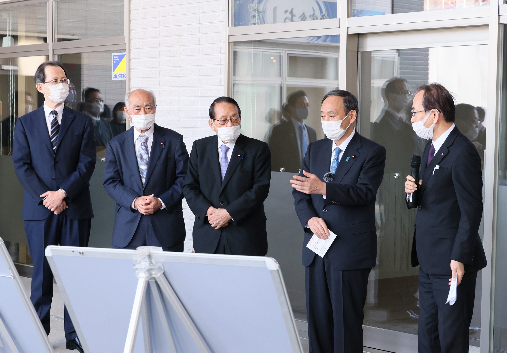 Photograph of the Prime Minister visiting Okuma Town (1)