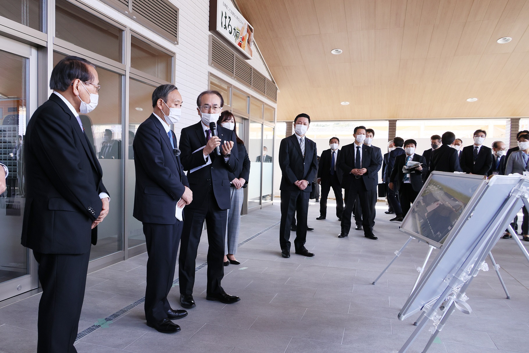 Photograph of the Prime Minister visiting Okuma Town (2)