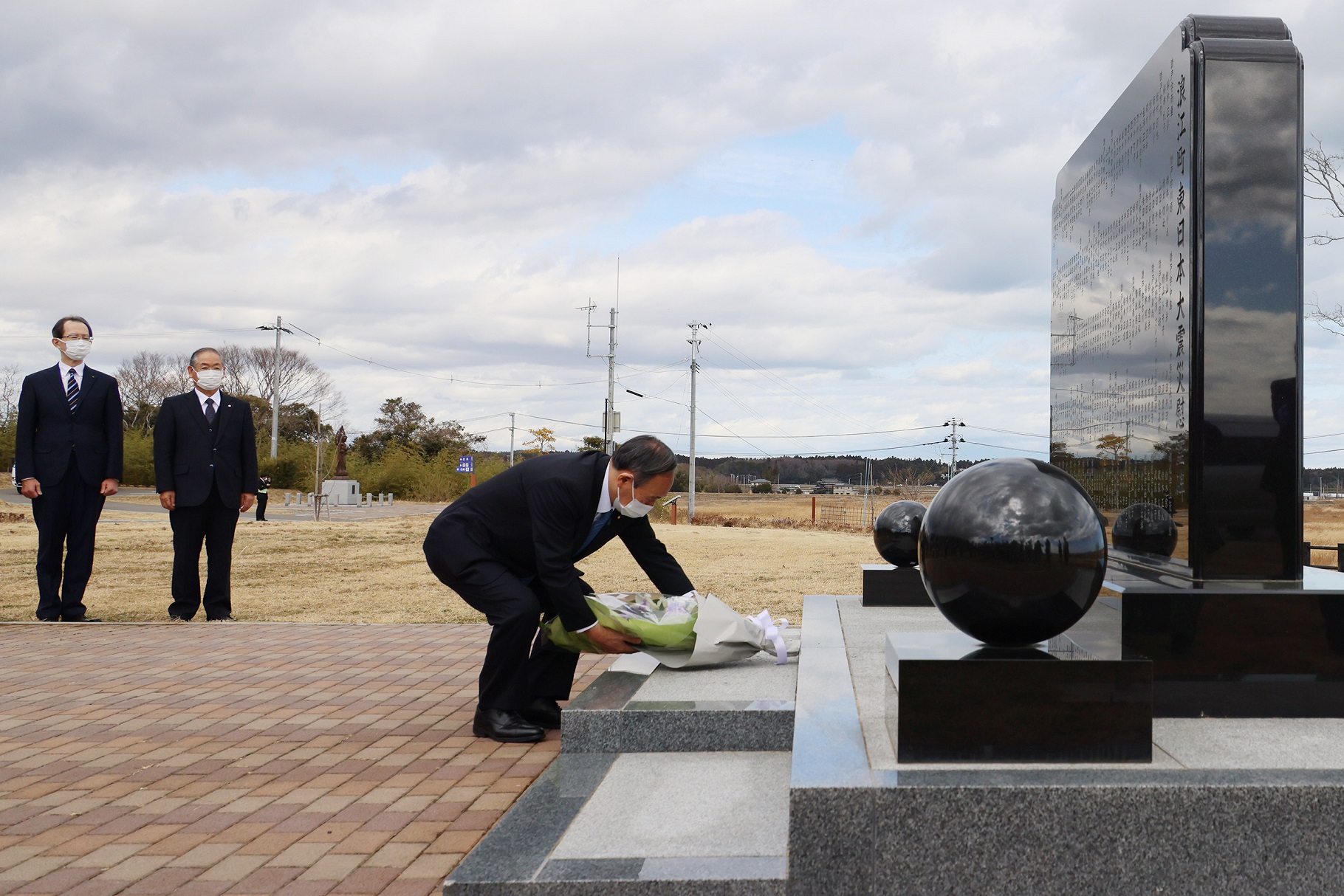 Photograph of the Prime Minister visiting the Great East Japan Earthquake cenotaph in Namie Town (2)