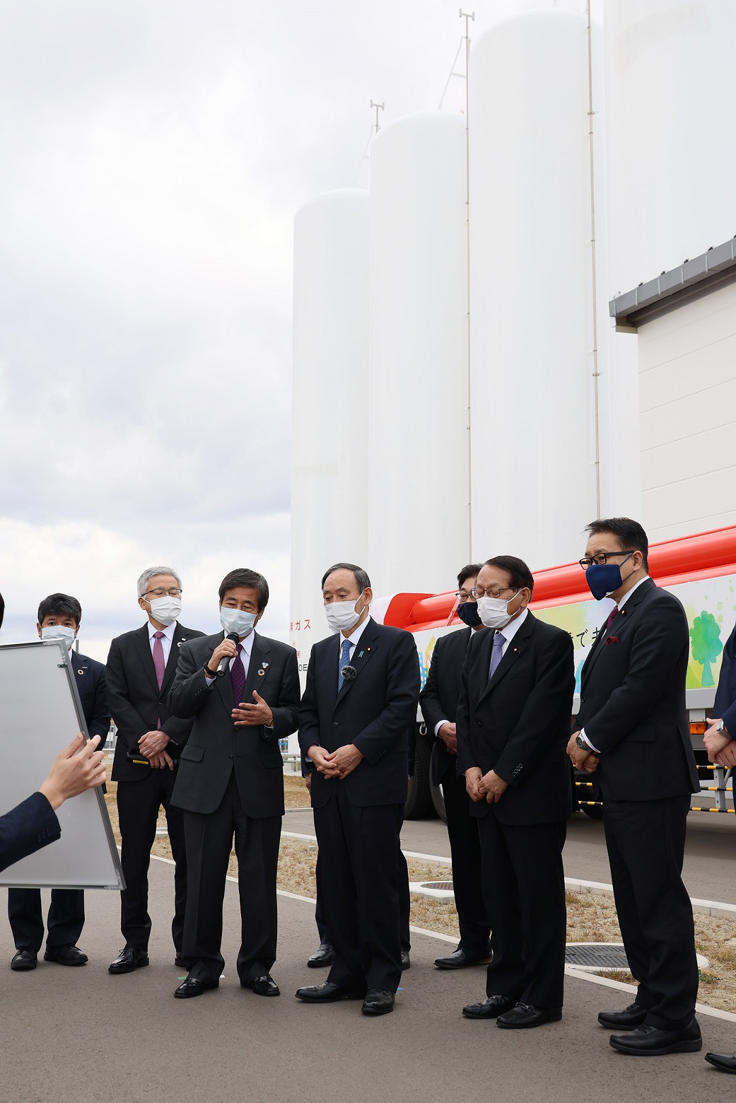 Photograph of the Prime Minister visiting the Great East Japan Earthquake cenotaph in Namie Town (3)