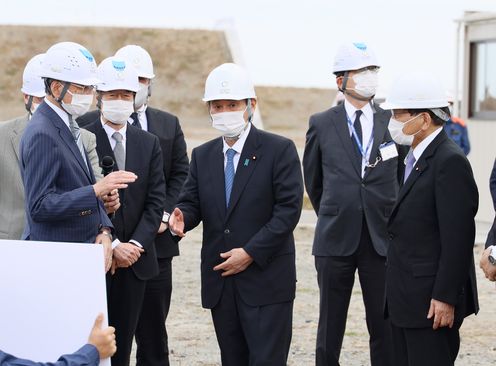 Photograph of the Prime Minister visiting the Fukushima Robot Test Field (1)